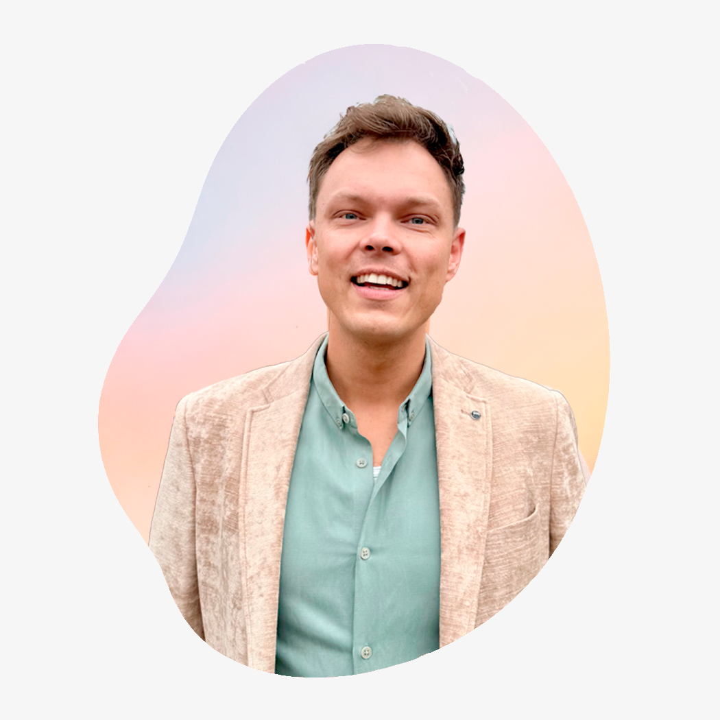 Seb at the piano, warm and open expression